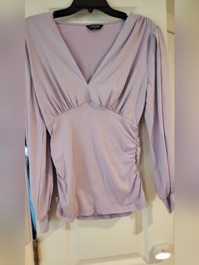 chic Pastel Lilac V-Neck Ruched Long Sleeve Top